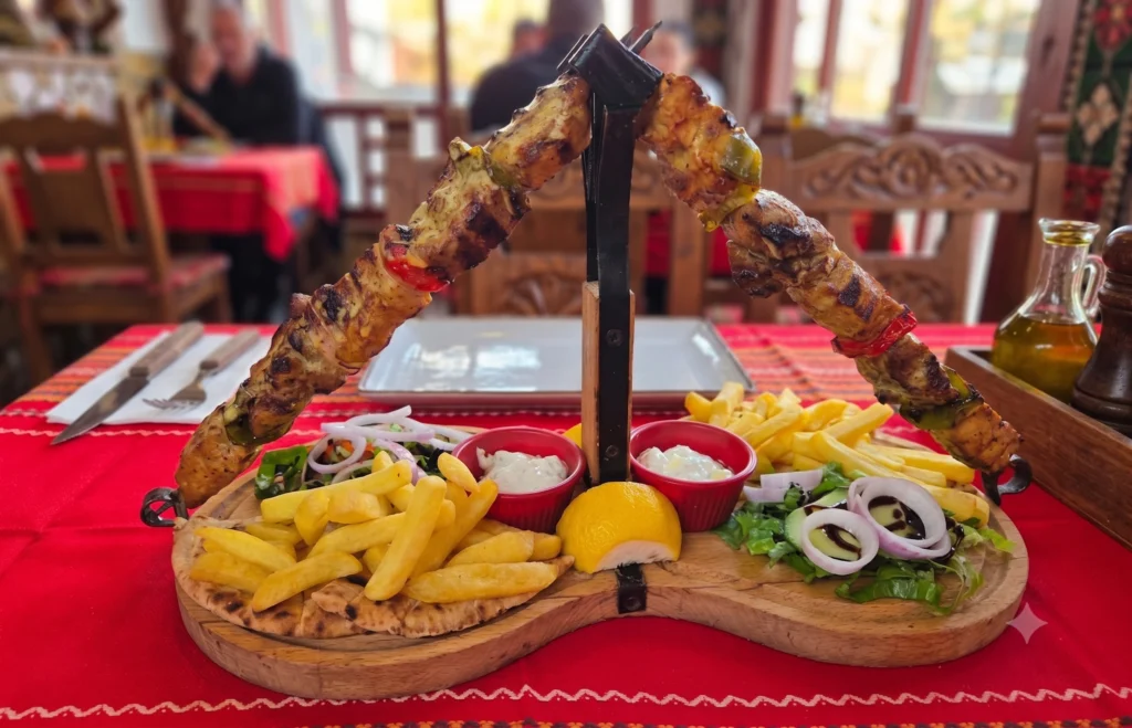 שיפודי בשר ב-Dionysos Tavern דיוניסוס טברנה בודפשט טברנה יוונית אותנטית