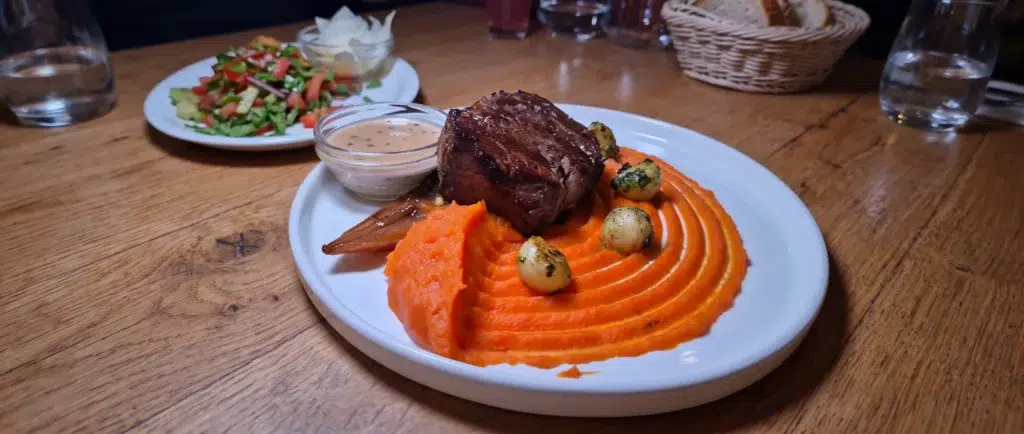 מנת בשרים ב-Beerstro 14 בירסטרו 14 בודפשט, מסעדת בשרים יוקרתית במרכז העיר