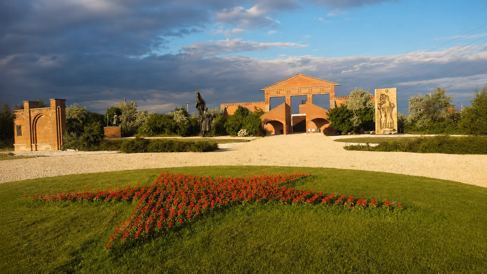ממנטו פארק בודפשט - Memento Park פסלים קומוניסטיים