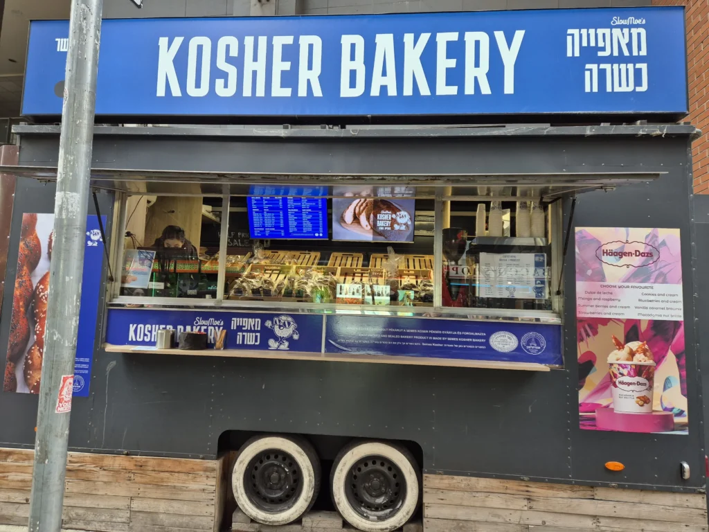 עגלת קפה כשרה בודפשט עם מאפים כשרים, קיורטוש לחמים וקפה בלב הרובע היהודי