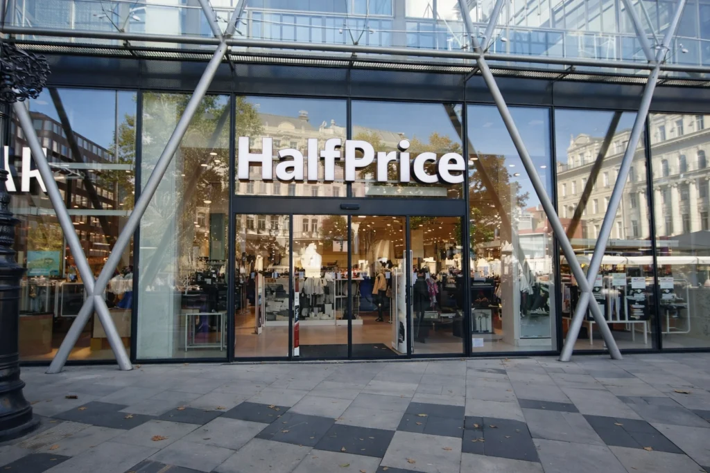 אאוטלט במרכז העיר בודפשט - חנות Half Price עם שלוש קומות של מותגים