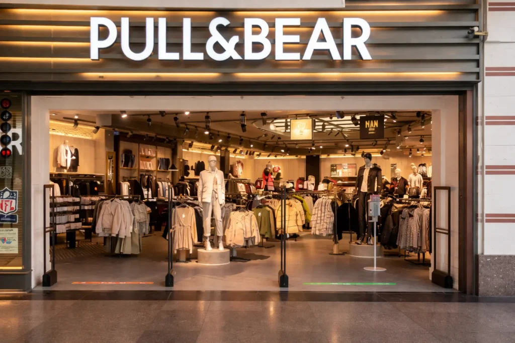 שלט וכניסה לחנות פול אנד בר בודפשט Pull&Bear Budapest