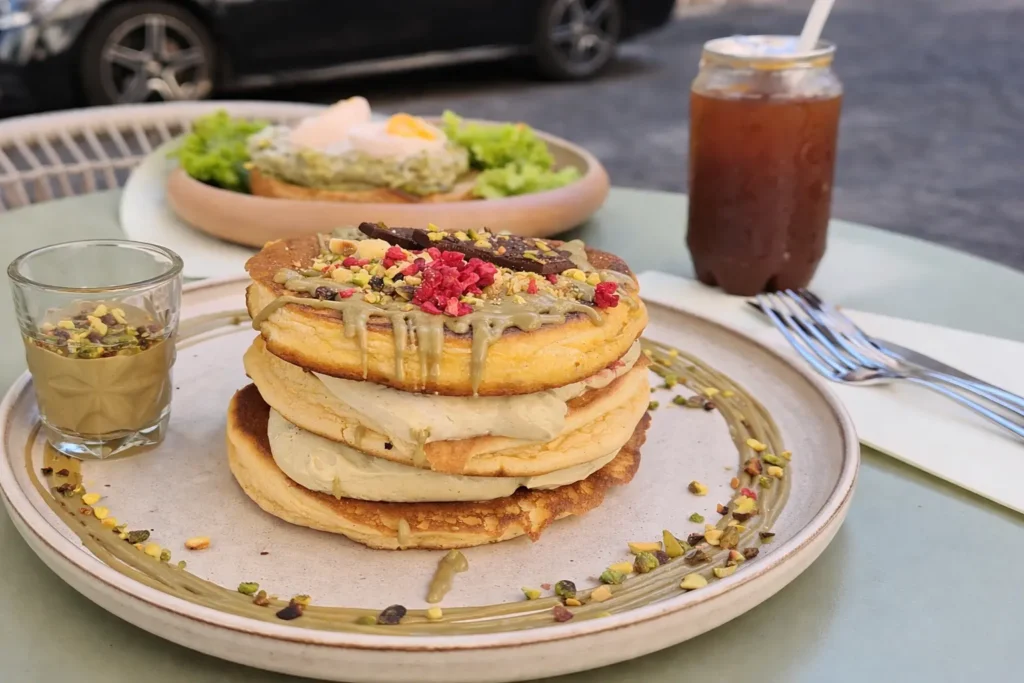 פנקייק בבית הקפה פינק פסטשיו בודפשט Pink Pistachio Brunch